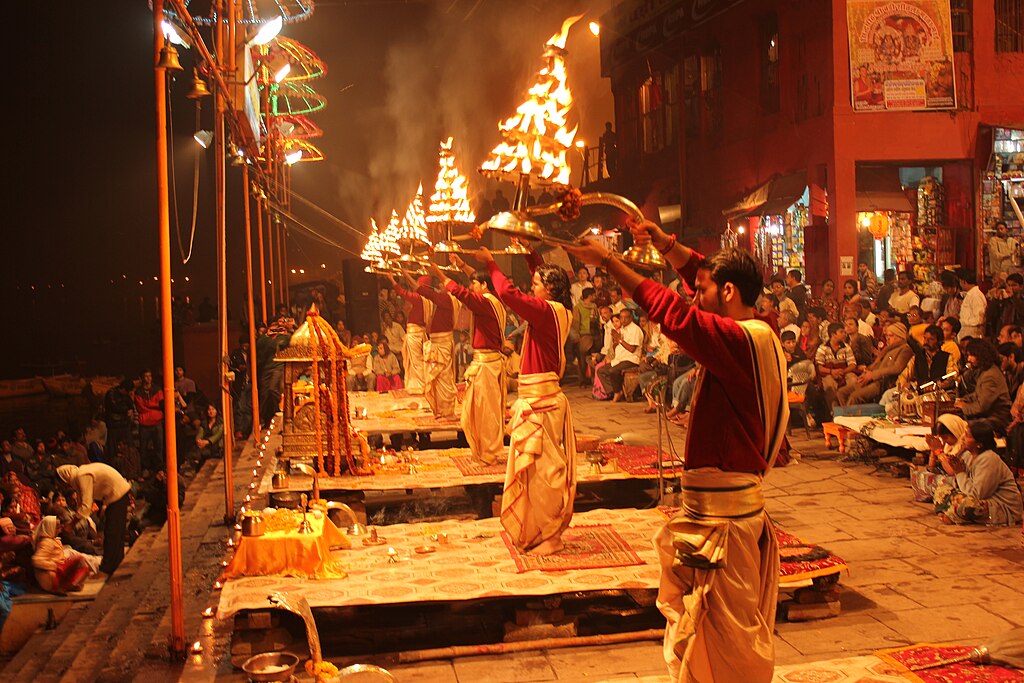 Evening_Ganga_Aarti_at_Dashashwamedh_Ghat